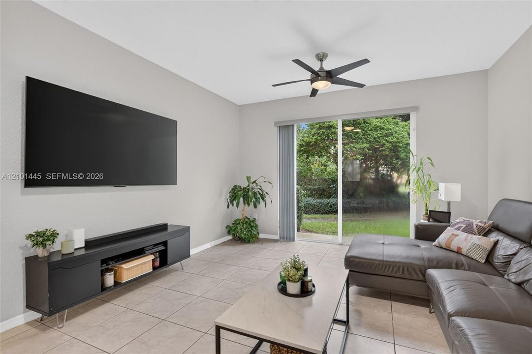 For Sale: $300,000 (2 beds, 2 baths, 1070 Square Feet)