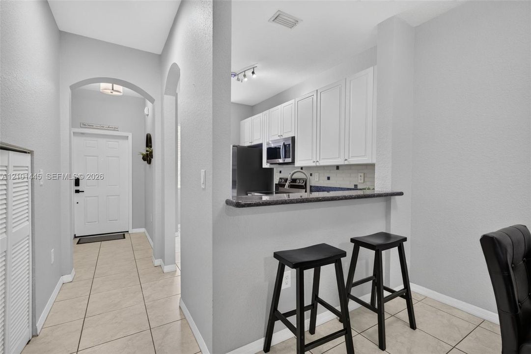 For Sale: $300,000 (2 beds, 2 baths, 1070 Square Feet)