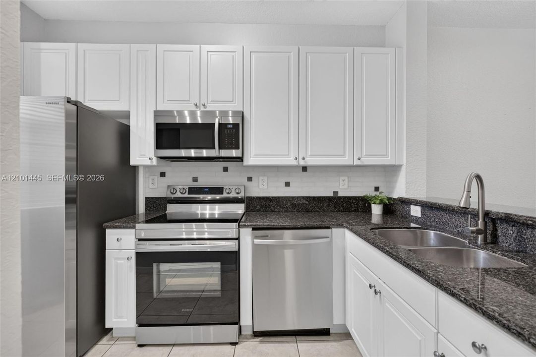 For Sale: $300,000 (2 beds, 2 baths, 1070 Square Feet)