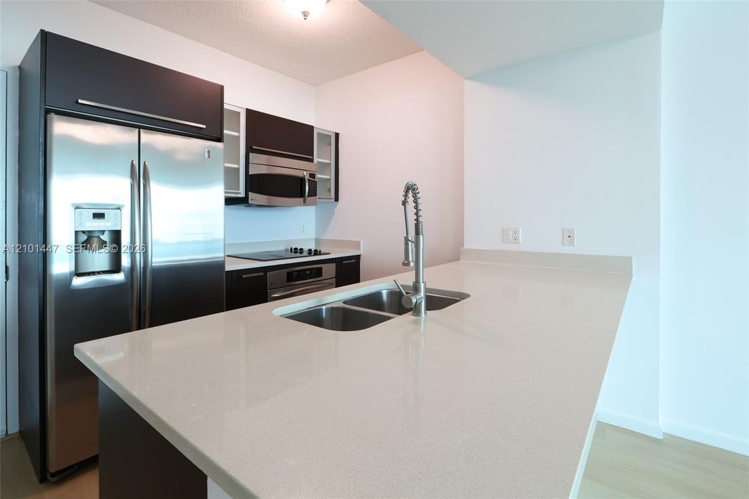 For Sale: $397,000 (1 beds, 1 baths, 692 Square Feet)