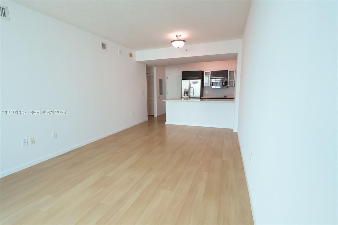 For Sale: $397,000 (1 beds, 1 baths, 692 Square Feet)