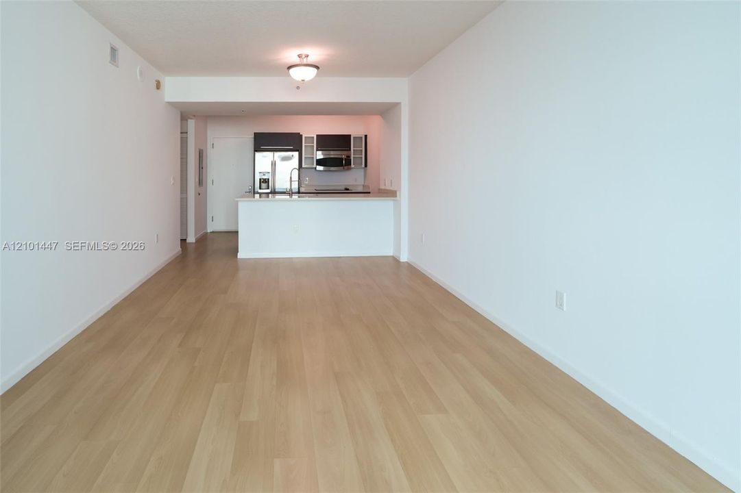 For Sale: $397,000 (1 beds, 1 baths, 692 Square Feet)
