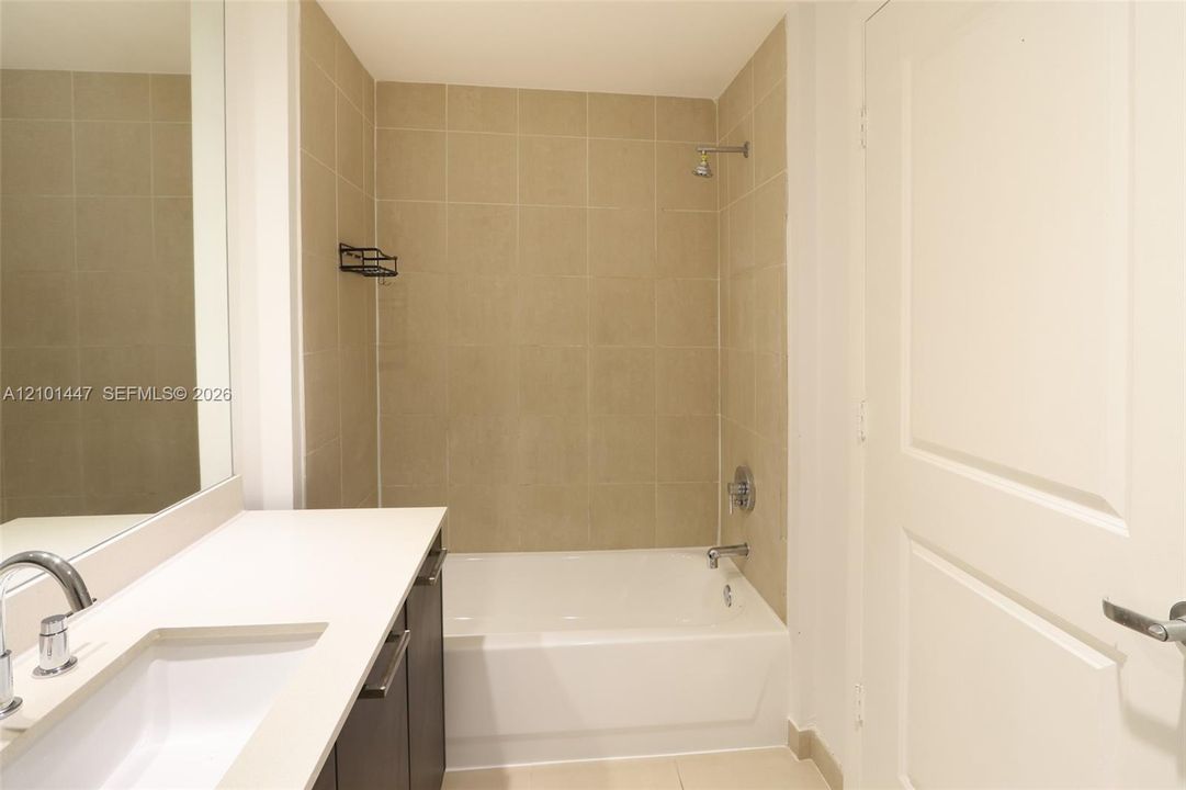 For Sale: $397,000 (1 beds, 1 baths, 692 Square Feet)