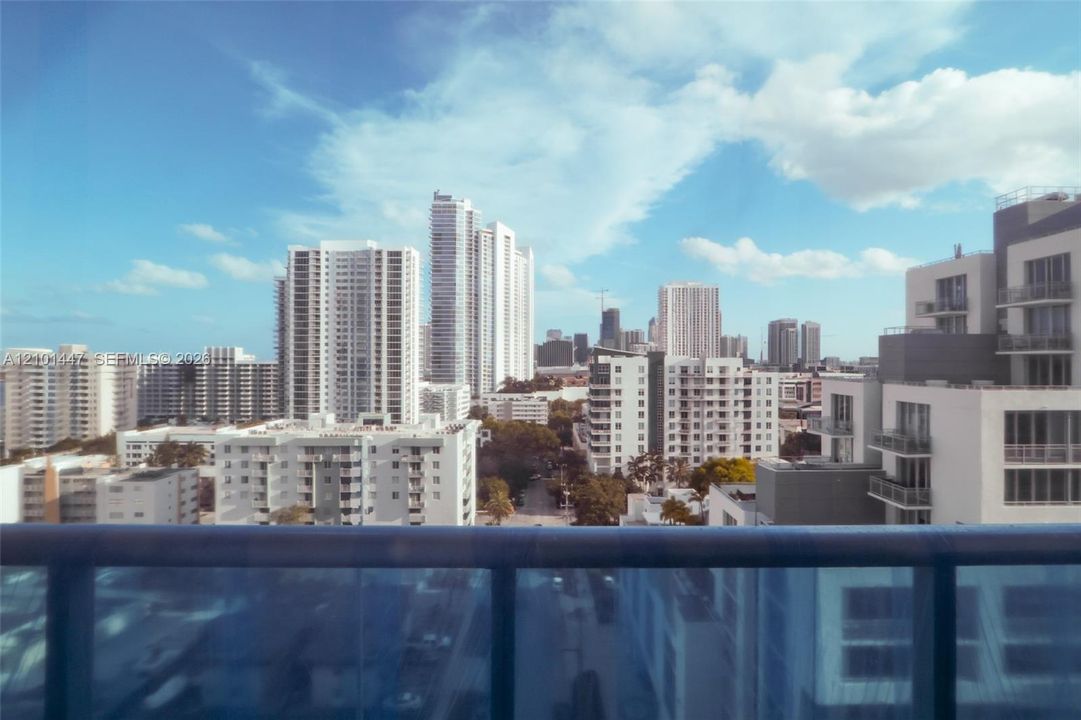 For Sale: $397,000 (1 beds, 1 baths, 692 Square Feet)