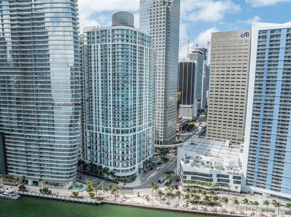 37-web-or-mls-300 S Biscayne Blvd Unit l