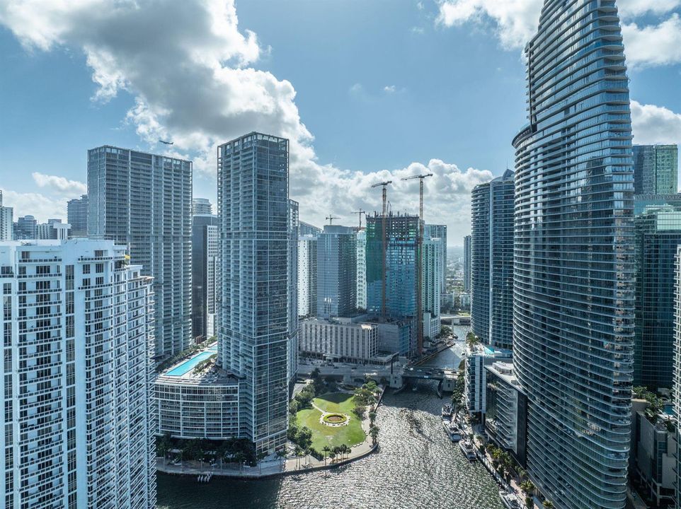 43-web-or-mls-300 S Biscayne Blvd Unit l