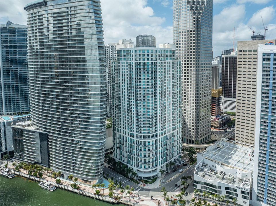 38-web-or-mls-300 S Biscayne Blvd Unit l