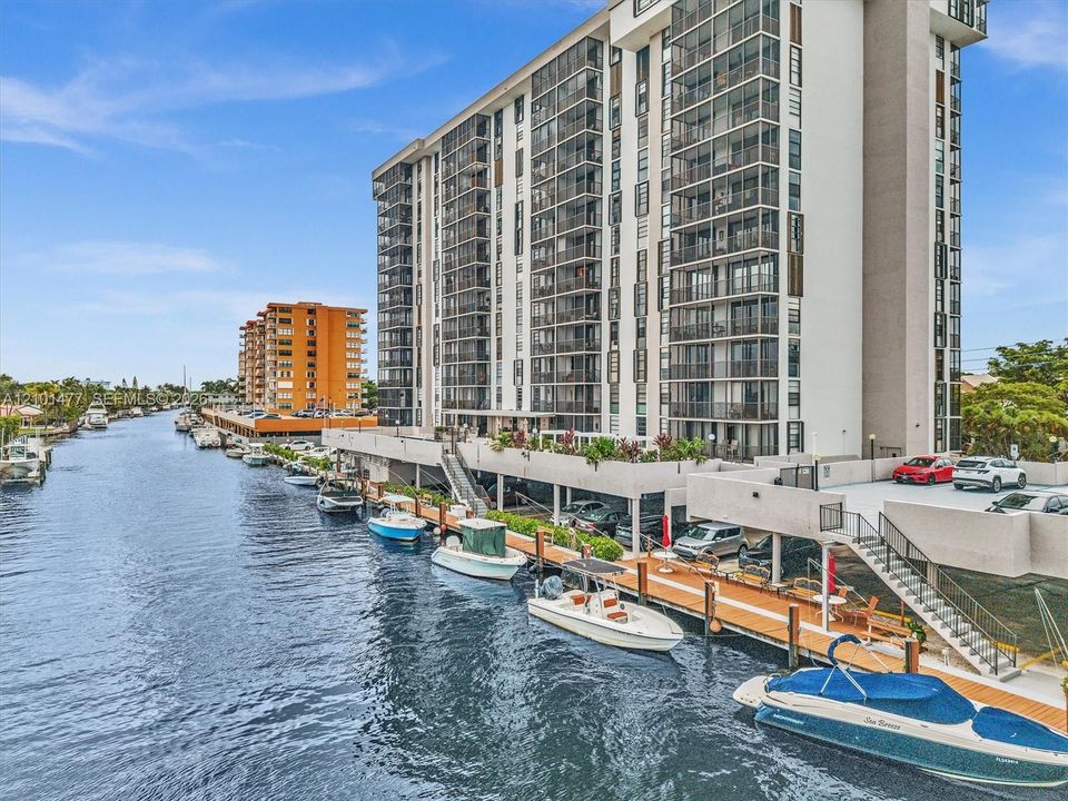 На продажу: $329,900 (2 спален, 2 ванн, 1148 Квадратных фут)