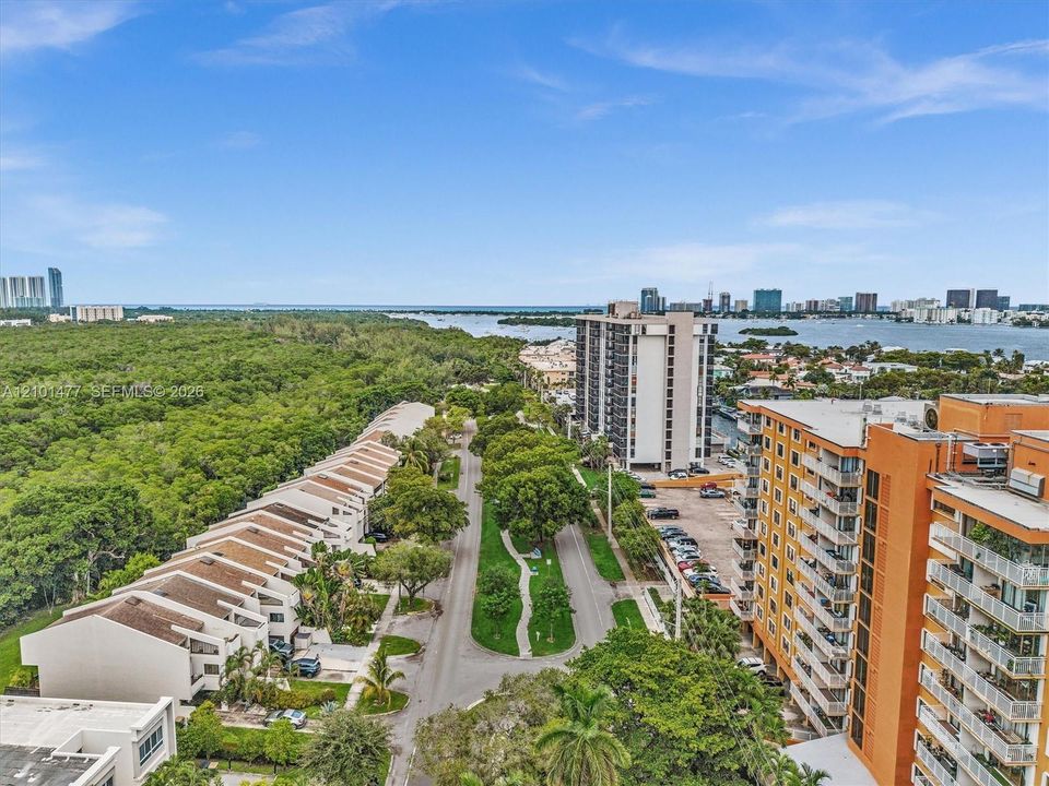 На продажу: $329,900 (2 спален, 2 ванн, 1148 Квадратных фут)