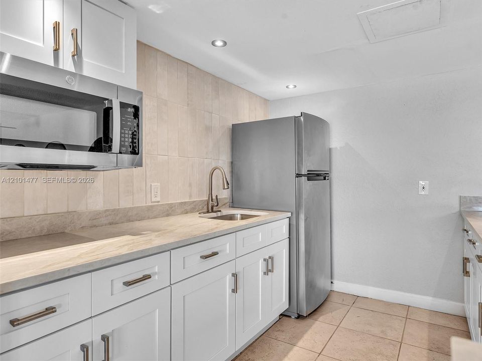 На продажу: $329,900 (2 спален, 2 ванн, 1148 Квадратных фут)
