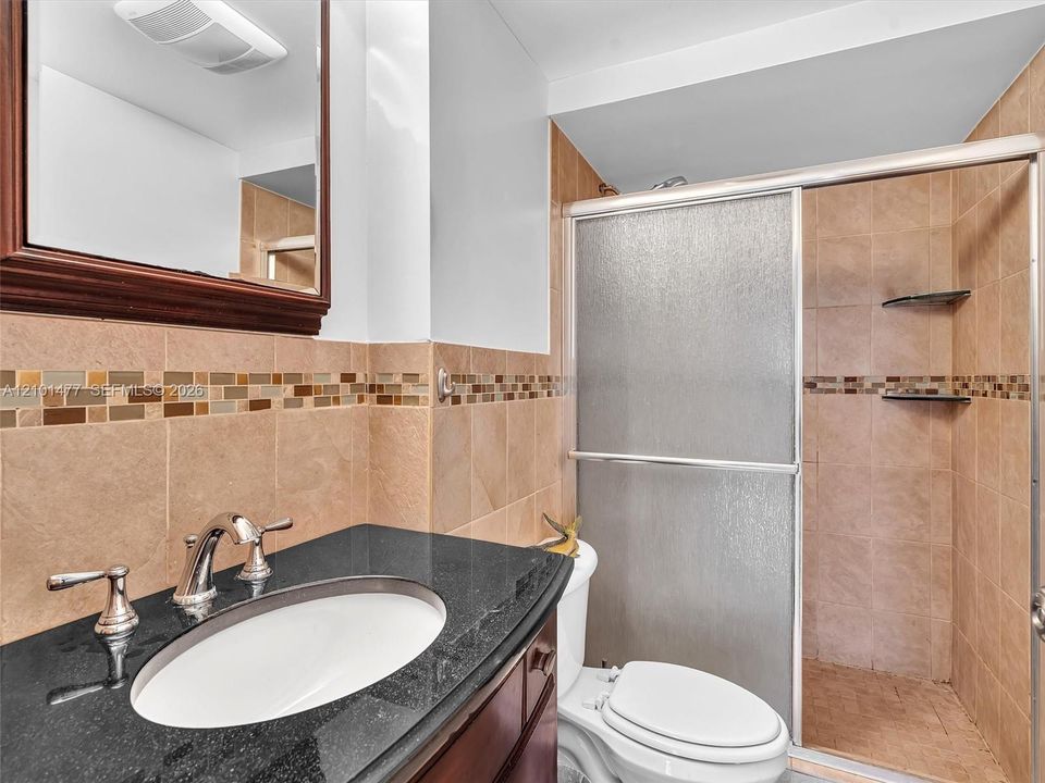 На продажу: $329,900 (2 спален, 2 ванн, 1148 Квадратных фут)