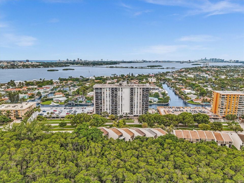На продажу: $329,900 (2 спален, 2 ванн, 1148 Квадратных фут)