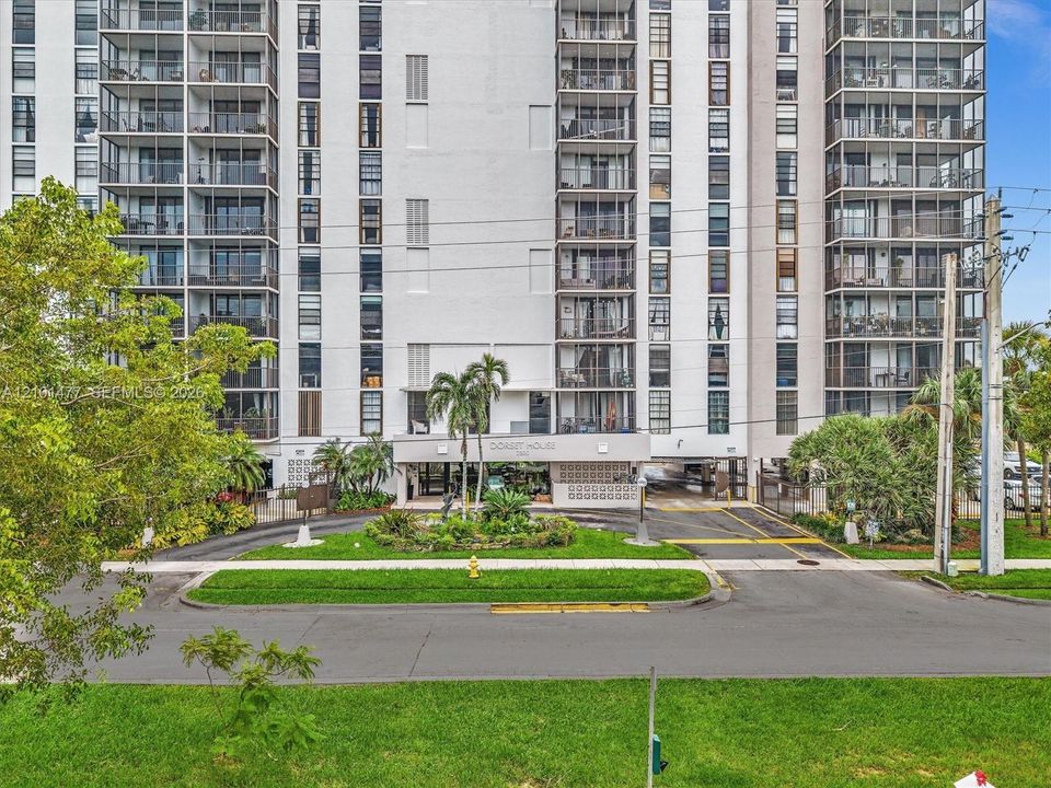 На продажу: $329,900 (2 спален, 2 ванн, 1148 Квадратных фут)