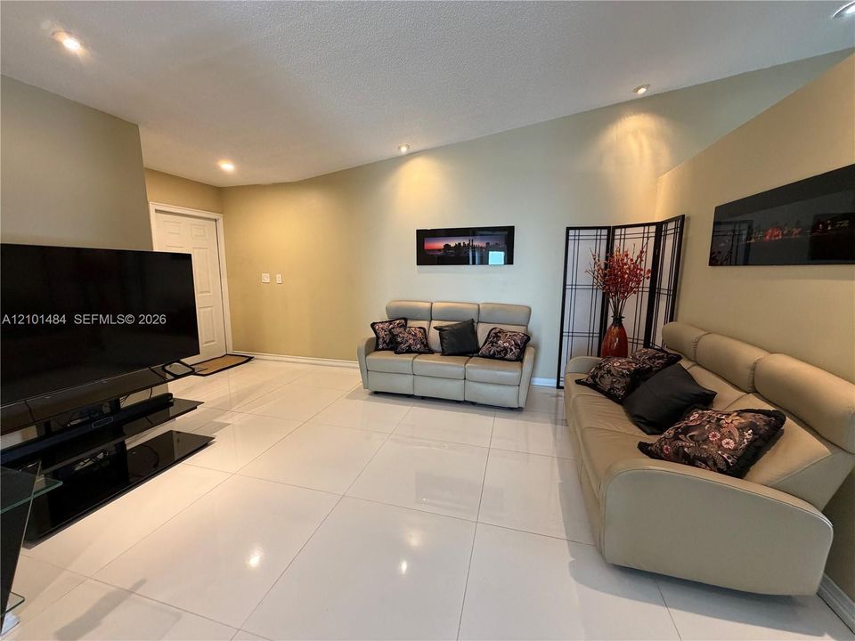 En Venta: $550,000 (3 camas, 2 baños, 1457 Pies cuadrados)