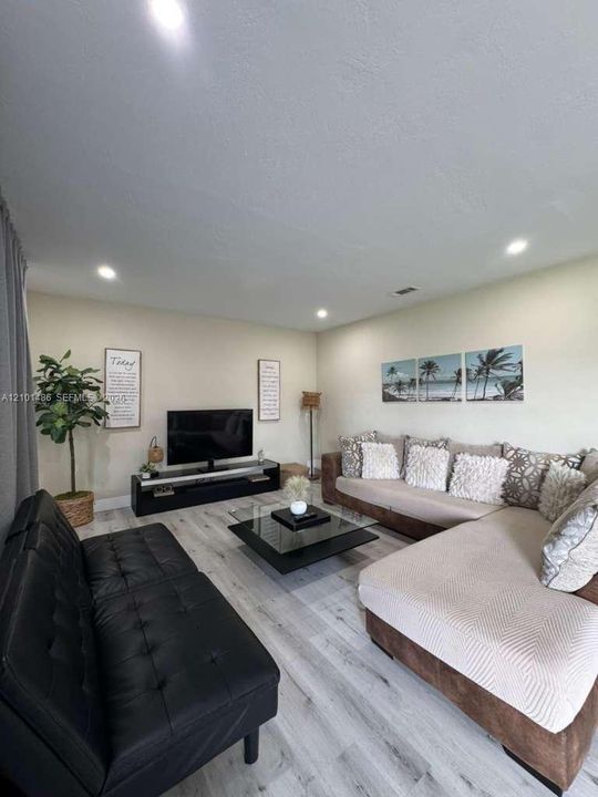 En Venta: $720,000 (4 camas, 3 baños, 1618 Pies cuadrados)
