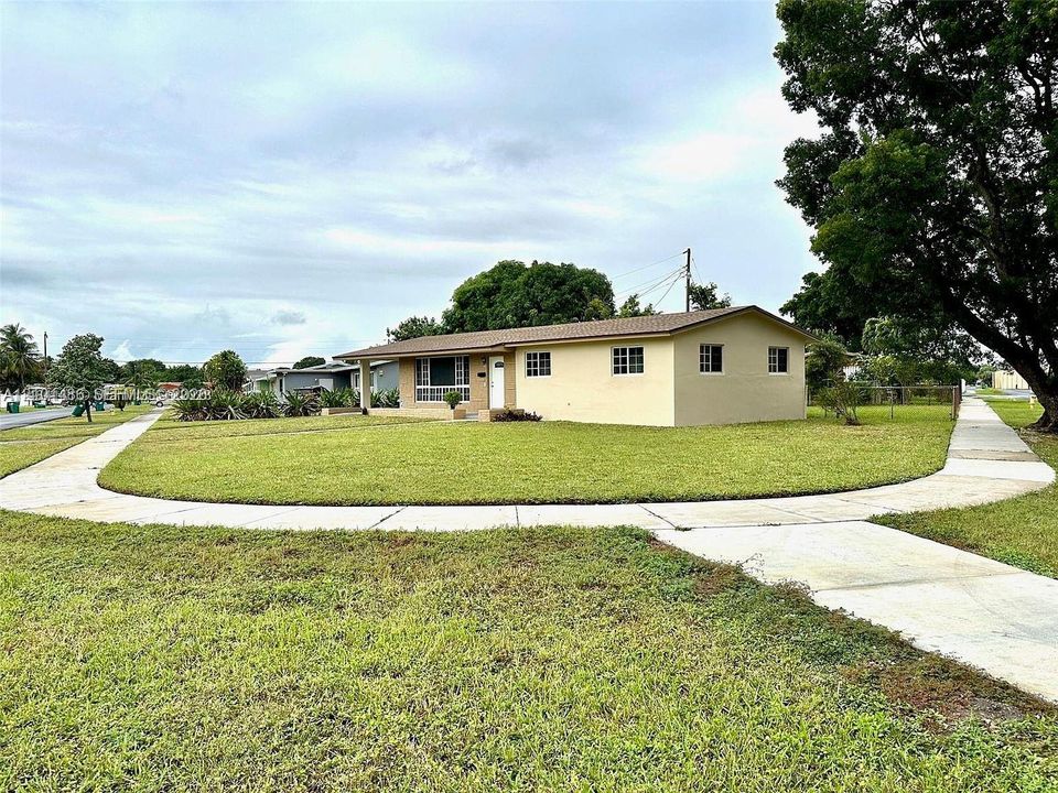 En Venta: $720,000 (4 camas, 3 baños, 1618 Pies cuadrados)