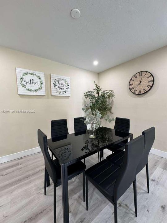 En Venta: $720,000 (4 camas, 3 baños, 1618 Pies cuadrados)