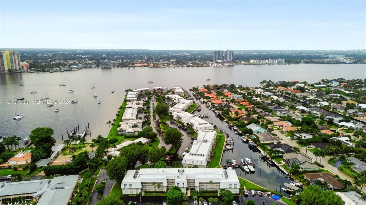 На продажу: $489,900 (2 спален, 2 ванн, 1143 Квадратных фут)