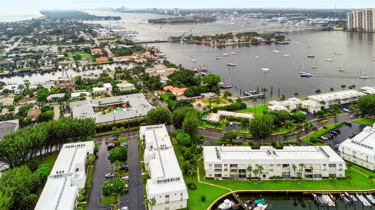 На продажу: $489,900 (2 спален, 2 ванн, 1143 Квадратных фут)