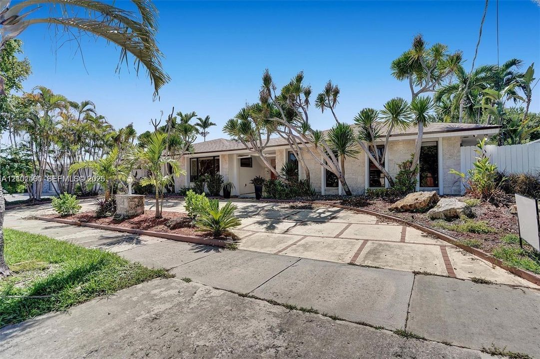 En Venta: $1,895,000 (5 camas, 3 baños, 3098 Pies cuadrados)