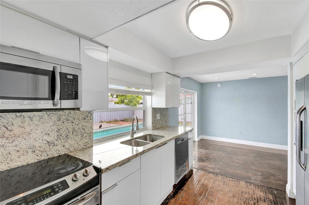 Kitchen - view toward patio