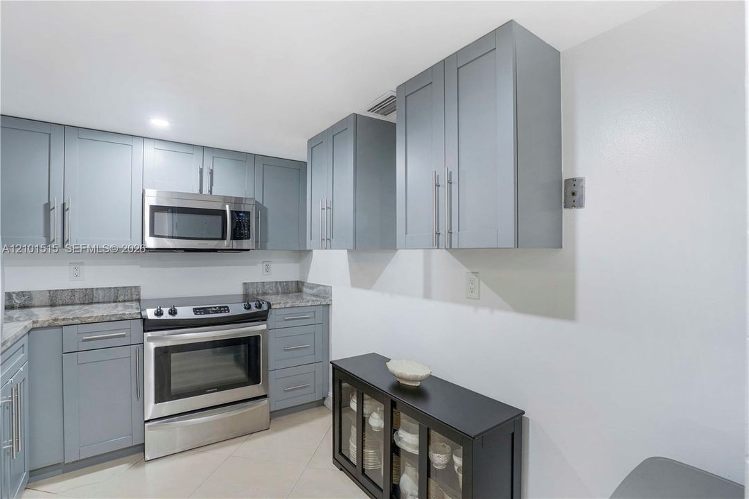 В аренду: $2,100 (1 спален, 1 ванн, 895 Квадратных фут)