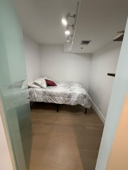 For Rent: $3,900 (2 beds, 2 baths, 927 Square Feet)