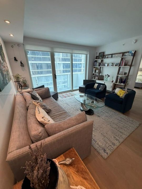 For Rent: $3,900 (2 beds, 2 baths, 927 Square Feet)