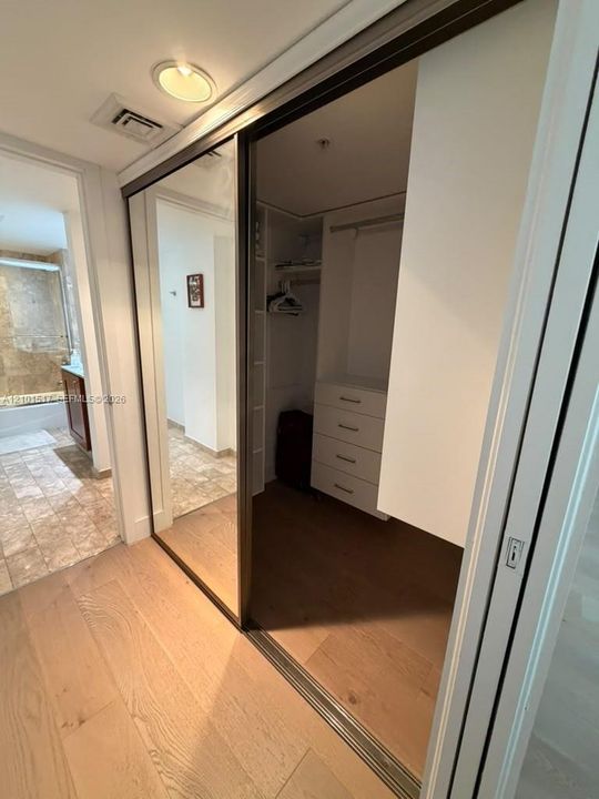 For Rent: $3,900 (2 beds, 2 baths, 927 Square Feet)