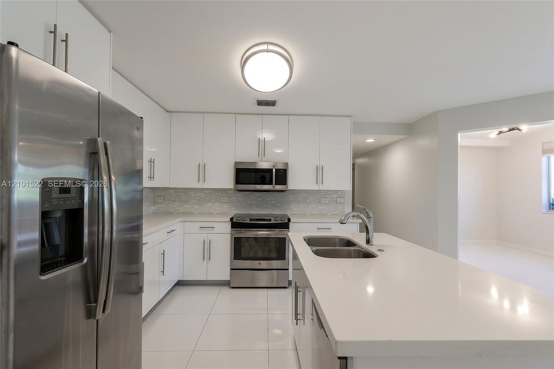 En Venta: $300,000 (2 camas, 2 baños, 1050 Pies cuadrados)