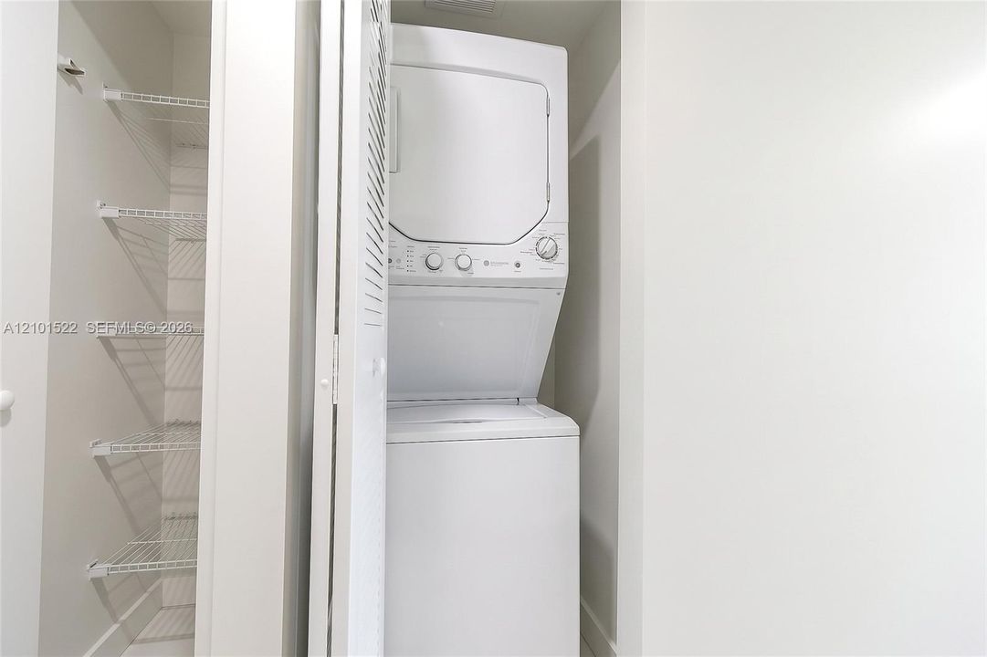 En Venta: $300,000 (2 camas, 2 baños, 1050 Pies cuadrados)