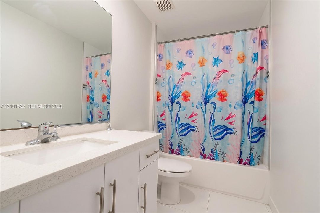 En Venta: $300,000 (2 camas, 2 baños, 1050 Pies cuadrados)