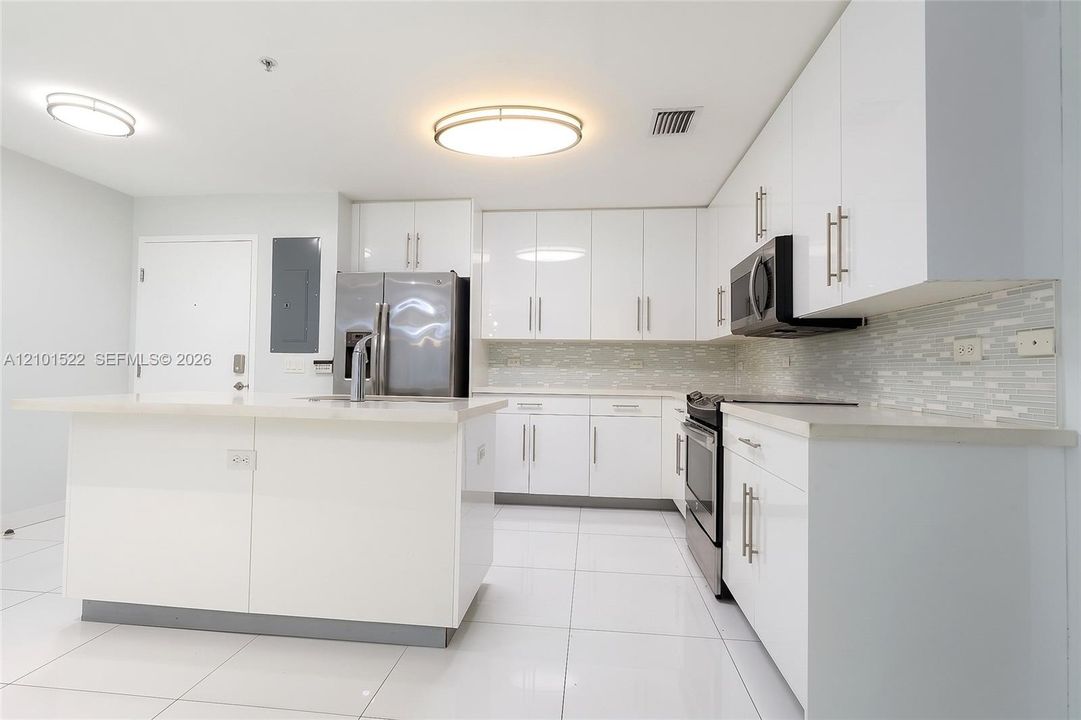 En Venta: $300,000 (2 camas, 2 baños, 1050 Pies cuadrados)