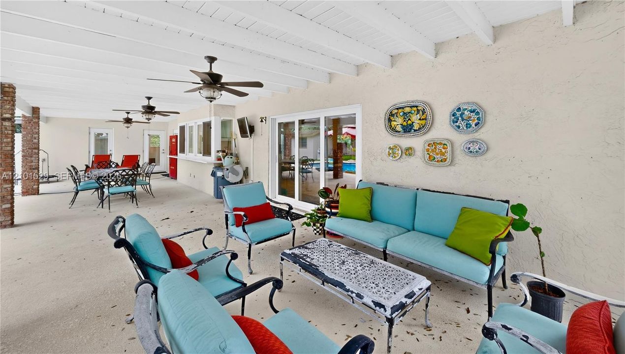 En Venta: $799,900 (3 camas, 2 baños, 2408 Pies cuadrados)