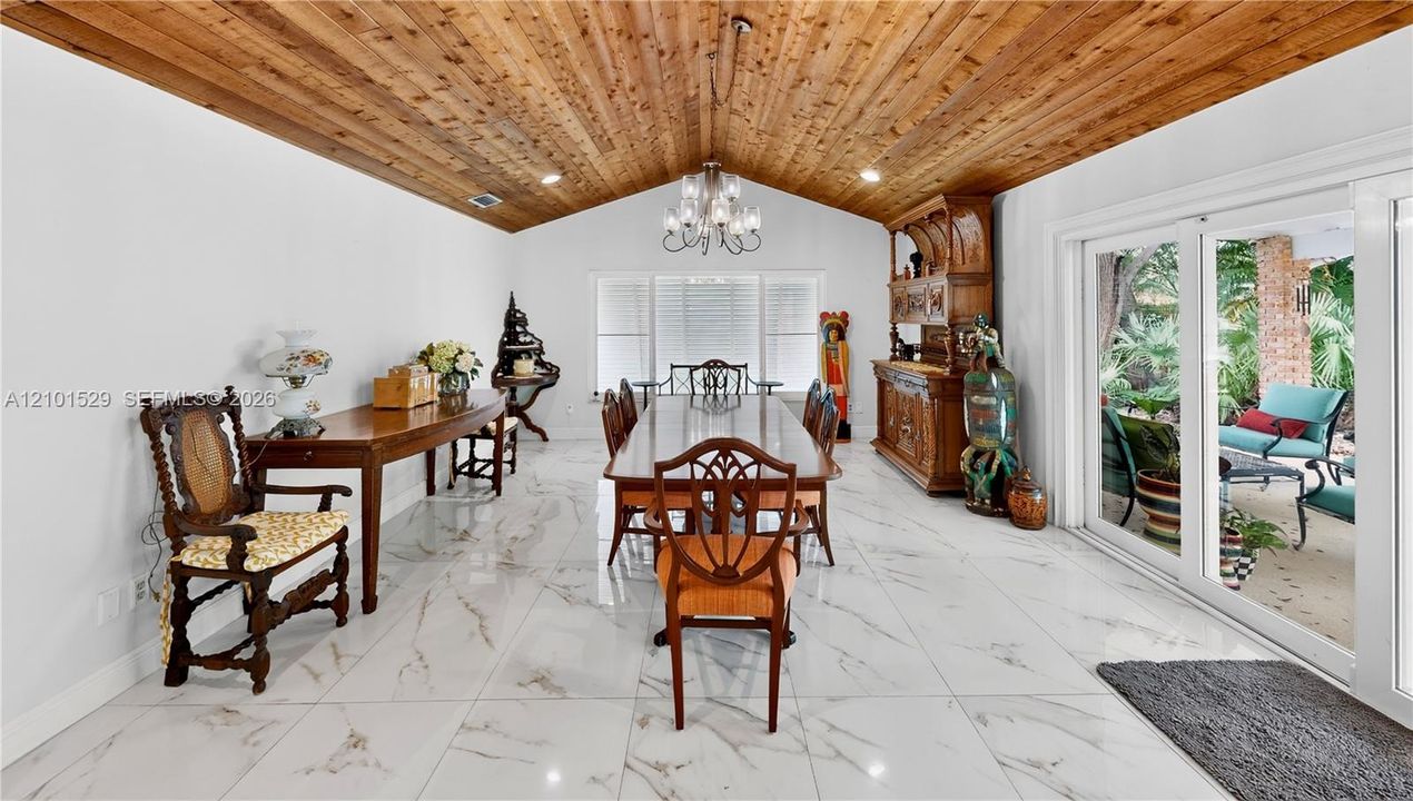En Venta: $799,900 (3 camas, 2 baños, 2408 Pies cuadrados)