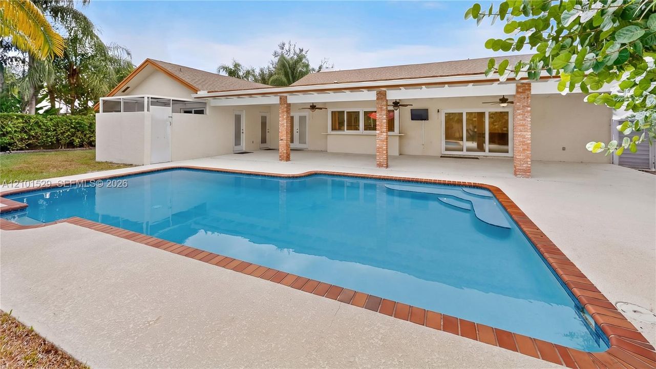 En Venta: $799,900 (3 camas, 2 baños, 2408 Pies cuadrados)