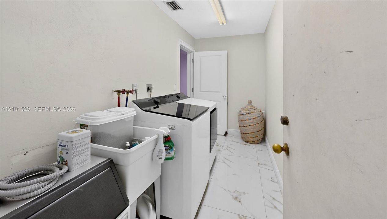 En Venta: $799,900 (3 camas, 2 baños, 2408 Pies cuadrados)