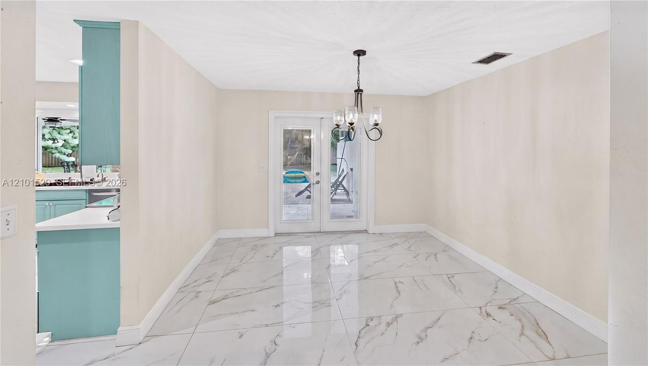 En Venta: $799,900 (3 camas, 2 baños, 2408 Pies cuadrados)