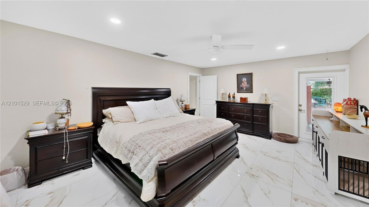 En Venta: $799,900 (3 camas, 2 baños, 2408 Pies cuadrados)