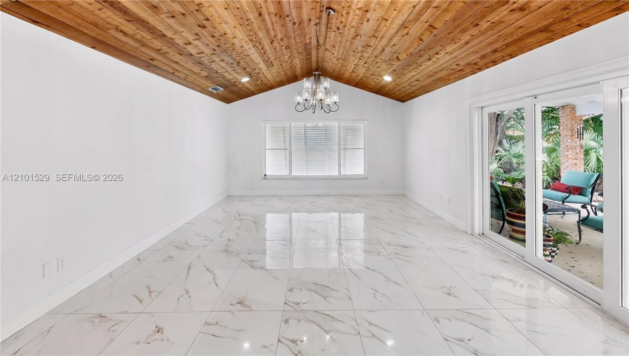 En Venta: $799,900 (3 camas, 2 baños, 2408 Pies cuadrados)