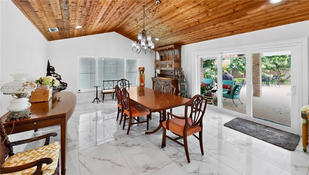 En Venta: $799,900 (3 camas, 2 baños, 2408 Pies cuadrados)