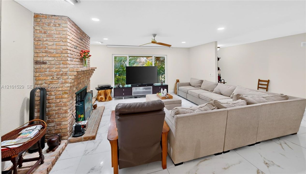 En Venta: $799,900 (3 camas, 2 baños, 2408 Pies cuadrados)