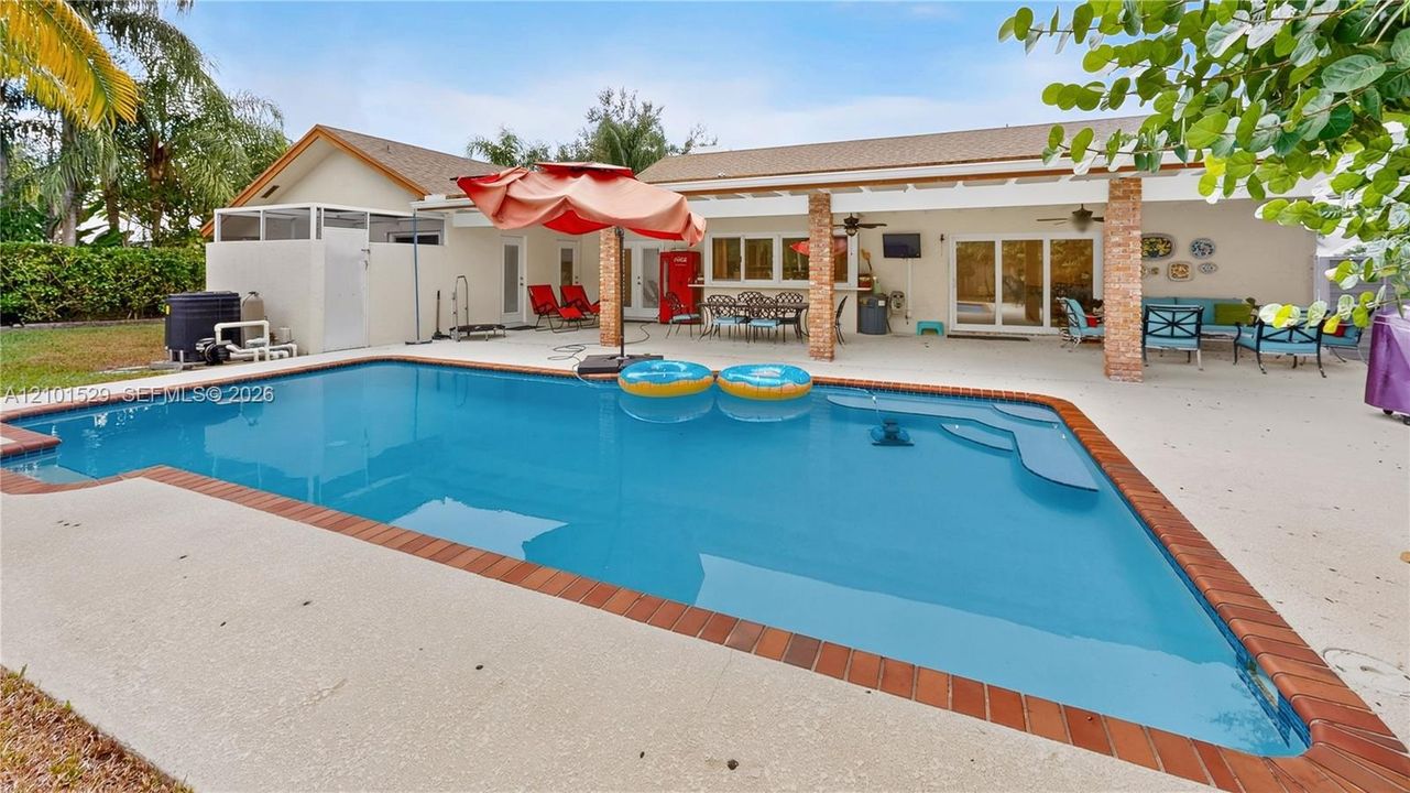 En Venta: $799,900 (3 camas, 2 baños, 2408 Pies cuadrados)