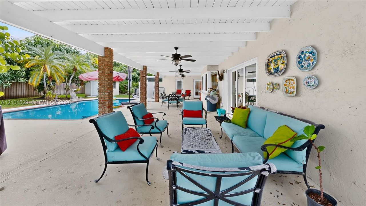 En Venta: $799,900 (3 camas, 2 baños, 2408 Pies cuadrados)