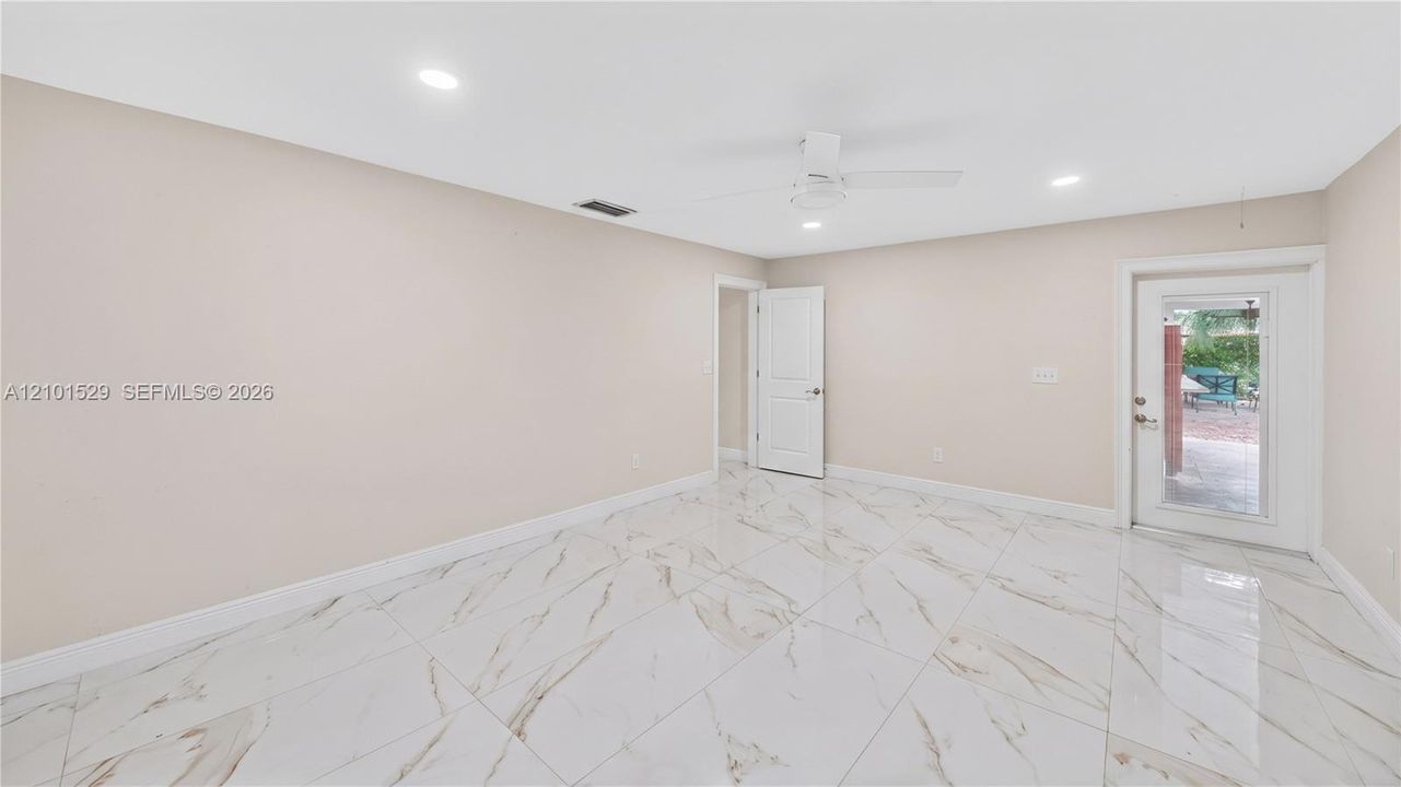 En Venta: $799,900 (3 camas, 2 baños, 2408 Pies cuadrados)