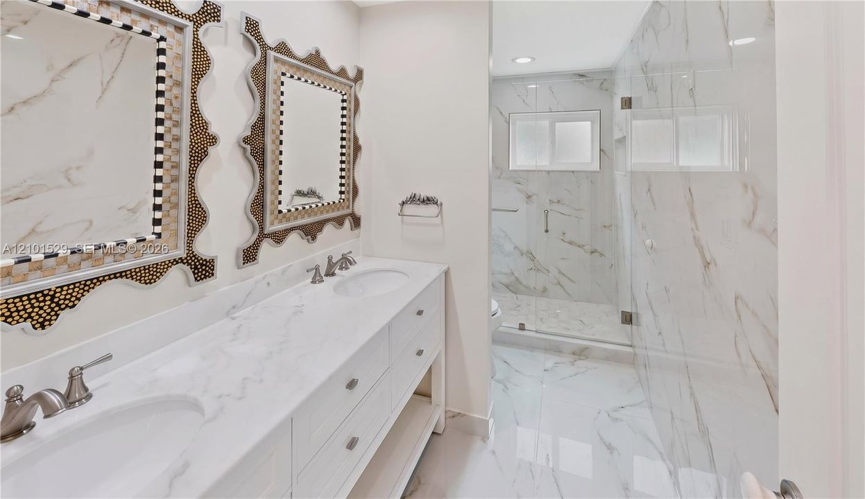 En Venta: $799,900 (3 camas, 2 baños, 2408 Pies cuadrados)
