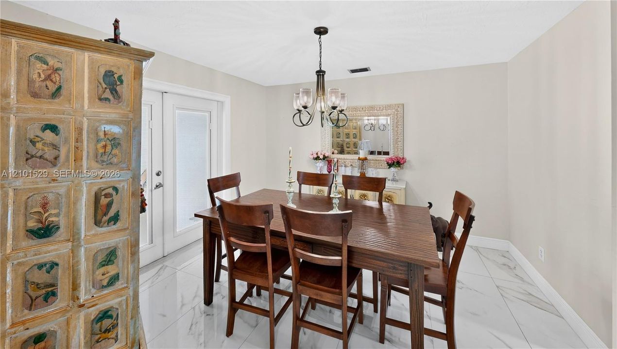 En Venta: $799,900 (3 camas, 2 baños, 2408 Pies cuadrados)