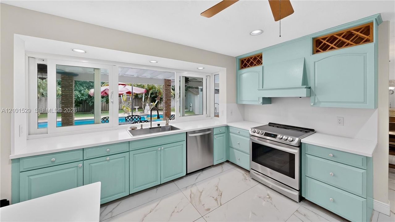 En Venta: $799,900 (3 camas, 2 baños, 2408 Pies cuadrados)