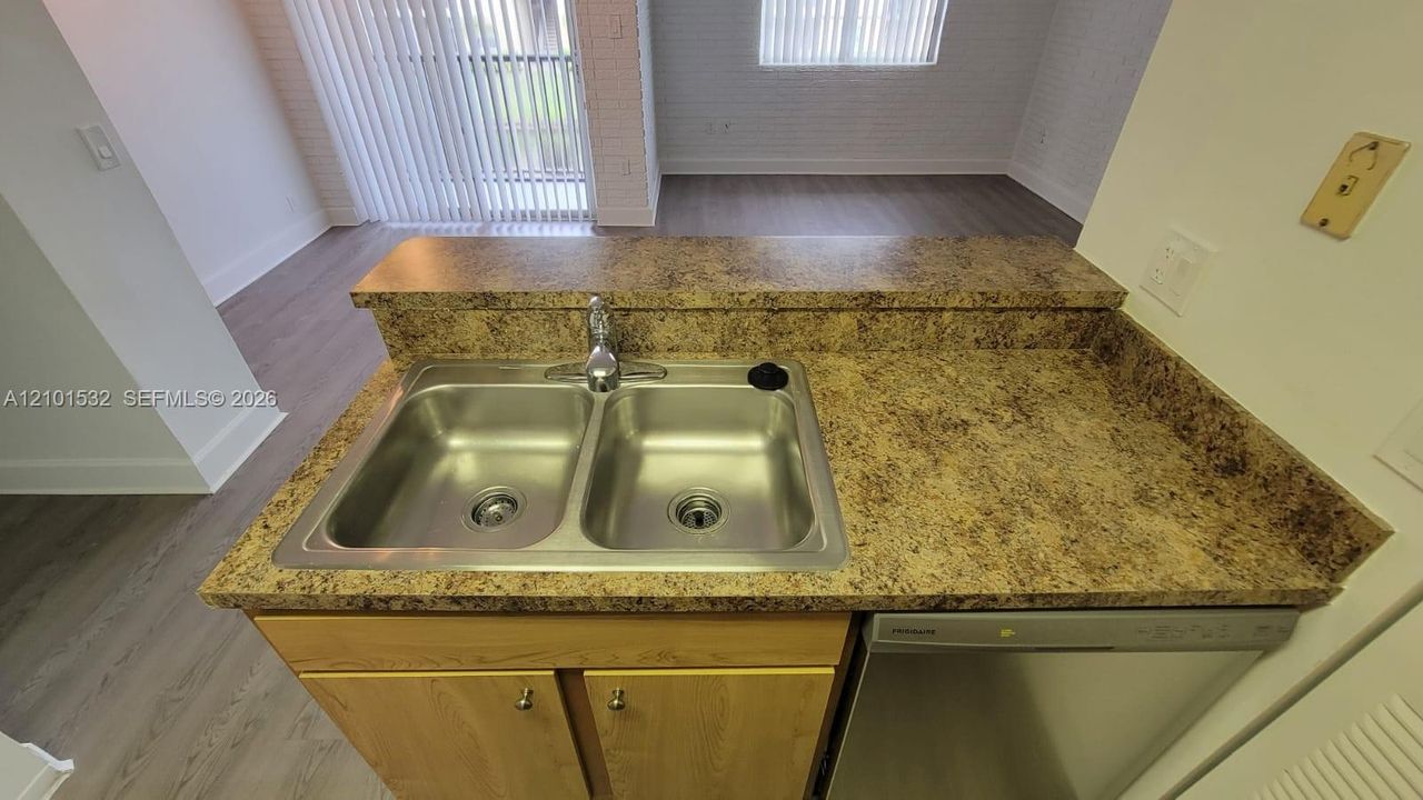 For Sale: $223,000 (1 beds, 1 baths, 785 Square Feet)
