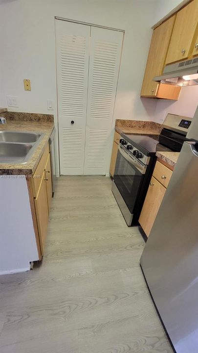 For Sale: $223,000 (1 beds, 1 baths, 785 Square Feet)